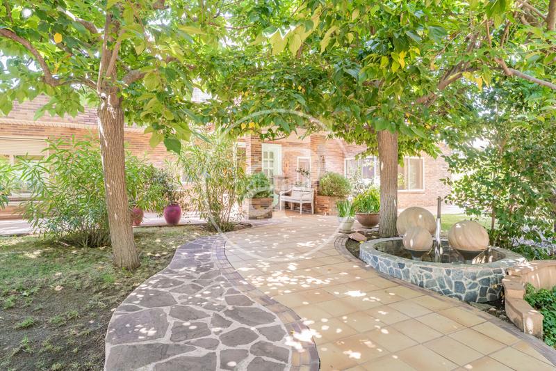 Foto cb7f9649-b96f-4e3c-ae05-40cf6f30a9df. Casa con riscaldamento parcheggio piscina in Las Lomas Boadilla del Monte