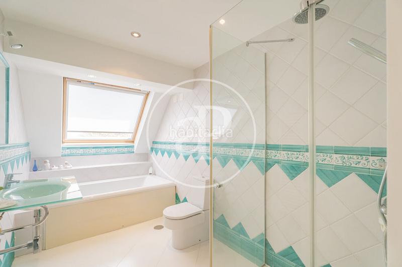 Foto eeebc70c-dc44-43fa-877e-492556c5fdd5. Casa con riscaldamento parcheggio piscina in Las Lomas Boadilla del Monte