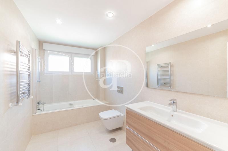 Foto 28f62f3d-c5c7-44db-82cc-338c351d25ea. Rent house with heating parking in Peñagrande Madrid