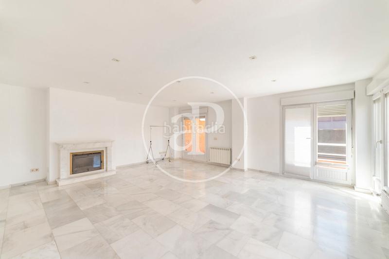 Foto e62b1253-6e6b-4620-a69a-a370b46d1b47. Rent house with heating parking in Peñagrande Madrid