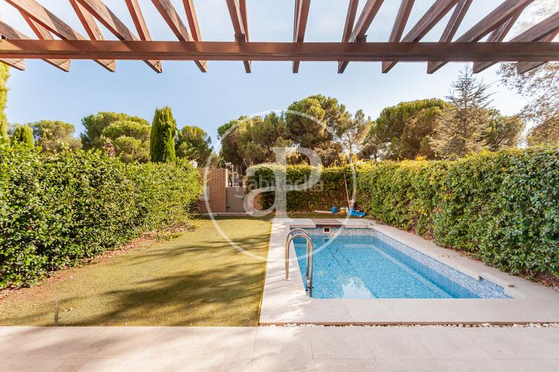 Foto bed0b45a-7571-471f-aa7d-9b4cec753e78. Miete reihenhaus mit heizung parking pool in La Finca Pozuelo de Alarcón