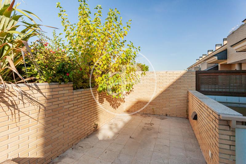 Foto d90515c7-3b6f-4f97-98dc-e679d4dd0f21. Miete reihenhaus mit heizung parking pool in La Finca Pozuelo de Alarcón