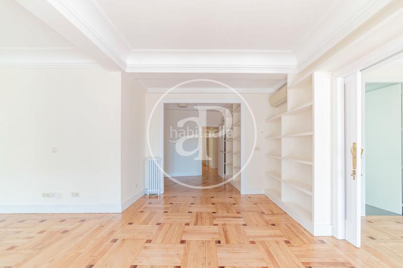 Foto 3de32f50-05ec-4a79-b004-40c553059bf1. Rent flat with heating in Almagro Madrid