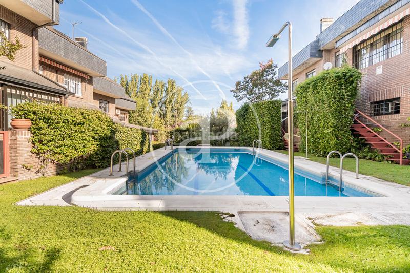 Foto a8de0d40-6218-4a75-84e1-e919817a7c9a. Reihenhaus mit heizung parking pool in Estación Pozuelo de Alarcón