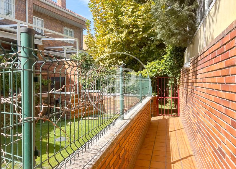 Foto 046202ab-7e26-4b92-b926-1e609b15b622. Casa adossada amb calefacció aparcament piscina a Madrid