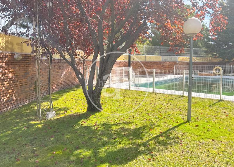 Foto 9cc85730-b9fb-4b53-97dd-7ef732abd943. Casa adossada amb calefacció aparcament piscina a Madrid