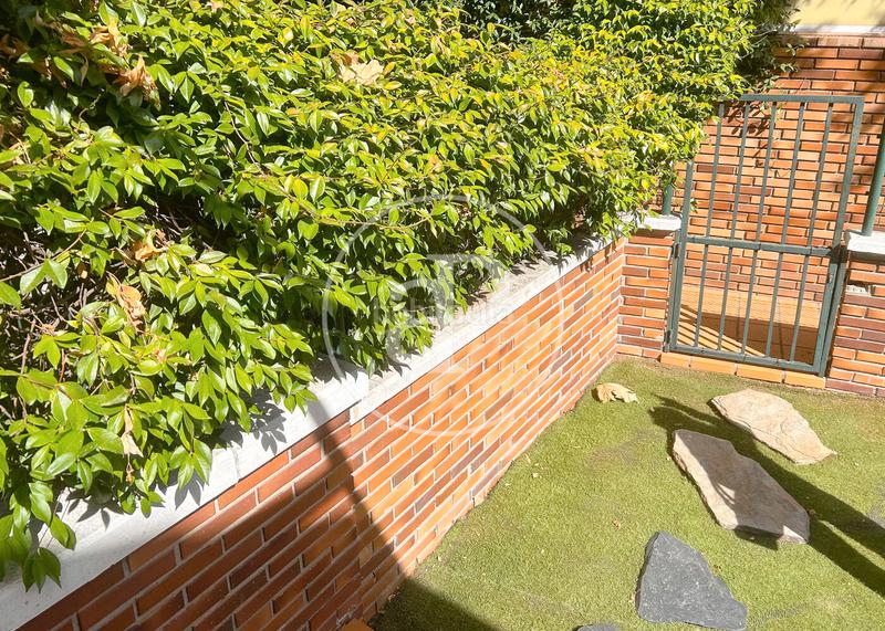 Foto b08b8efa-097b-43e8-abdb-01244442b3d8. Casa adossada amb calefacció aparcament piscina a Madrid