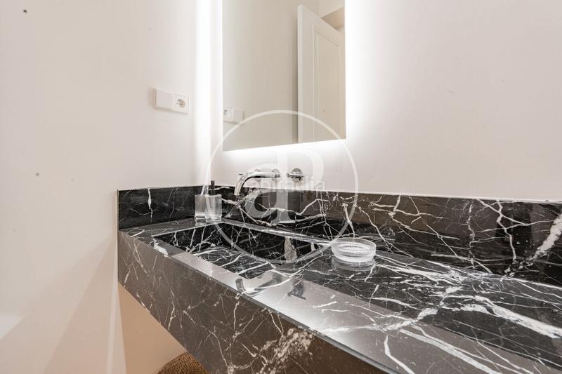 Foto 3bfb2f30-adfb-492c-90be-92ac68c04c2a. Piso  en venta en el paseo del prado en Cortes-Huertas Madrid