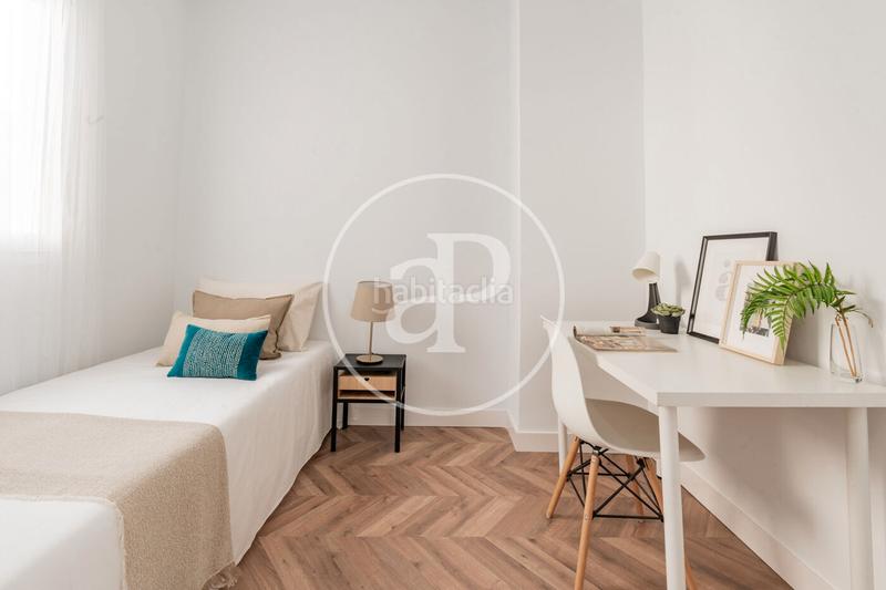 Foto 8f80cc5d-a3b3-4d03-9893-e6217bdf4135. Piso ático a estrenar con terraza amplia en calle moratín en Madrid