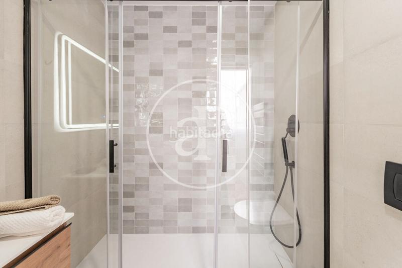 Foto d78916fb-aeec-4213-9c16-17a0a7535790. Piso ático a estrenar con terraza amplia en calle moratín en Madrid