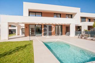 Casa aparellada  C. del abeto 8. Casa pareada en venta en valdemarín