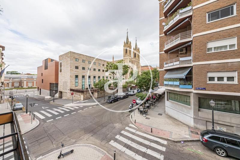 Foto c1fddd7e-a58c-4ff1-a070-2d96b8583f63. Rent flat with heating parking in Jerónimos Madrid