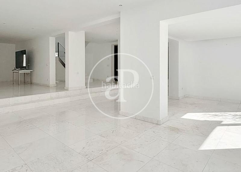 Foto 0361dbc6-a3f1-4840-bfc8-dd68d5c64154. Casa con riscaldamento parcheggio piscina in urbanización La Moraleja La Moraleja