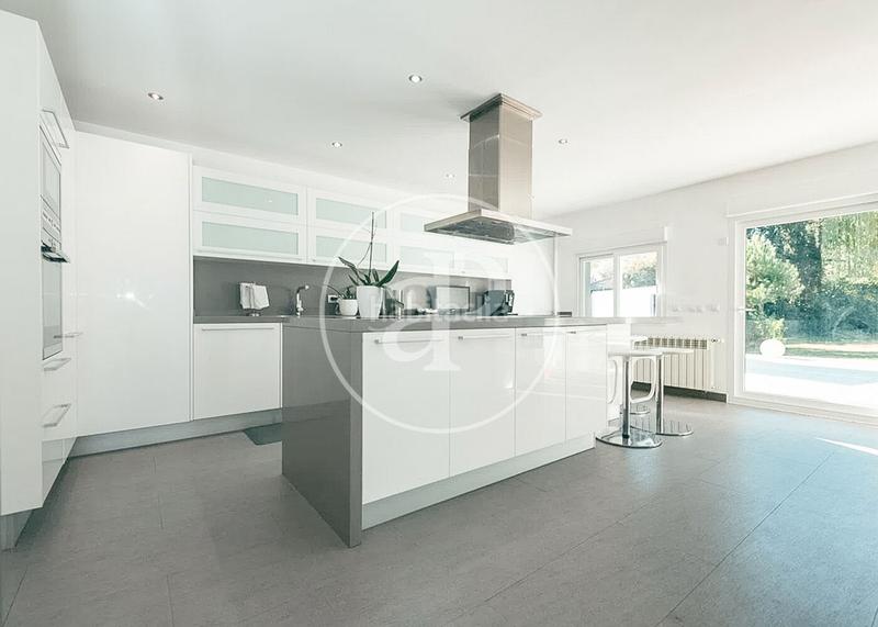 Foto 28cafc3b-0ca1-4127-8aed-88fd35ac394a. Casa con riscaldamento parcheggio piscina in urbanización La Moraleja La Moraleja