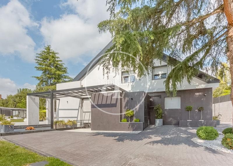 Foto 3ba7b0c6-699f-4ef3-b64d-e07bc6698bef. Casa con riscaldamento parcheggio piscina in urbanización La Moraleja La Moraleja