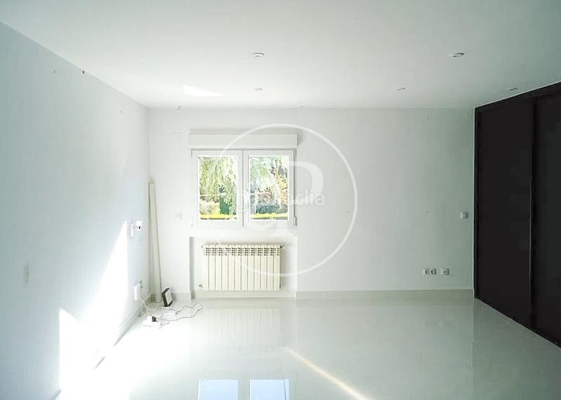 Foto 527b8477-5a9c-49ae-88a0-08fabc09b1f1. Casa con riscaldamento parcheggio piscina in urbanización La Moraleja La Moraleja