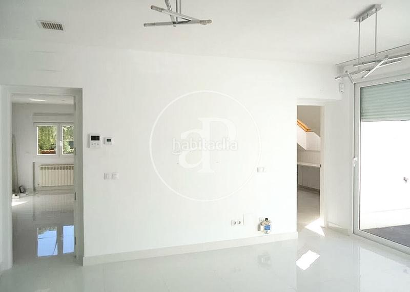 Foto 69f81406-b3e7-4869-bf84-7fbcb6612b02. Casa con riscaldamento parcheggio piscina in urbanización La Moraleja La Moraleja