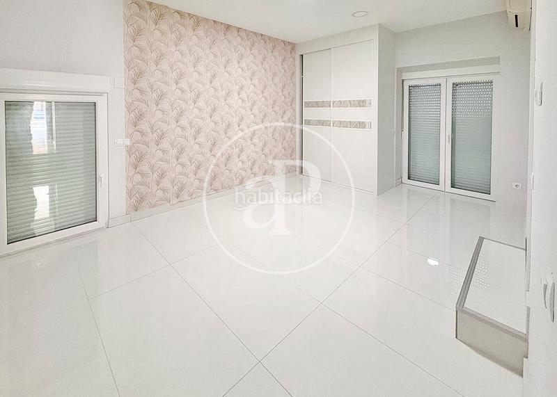 Foto 802797f4-6b01-4210-8532-3b2e15a1d860. Casa con riscaldamento parcheggio piscina in urbanización La Moraleja La Moraleja