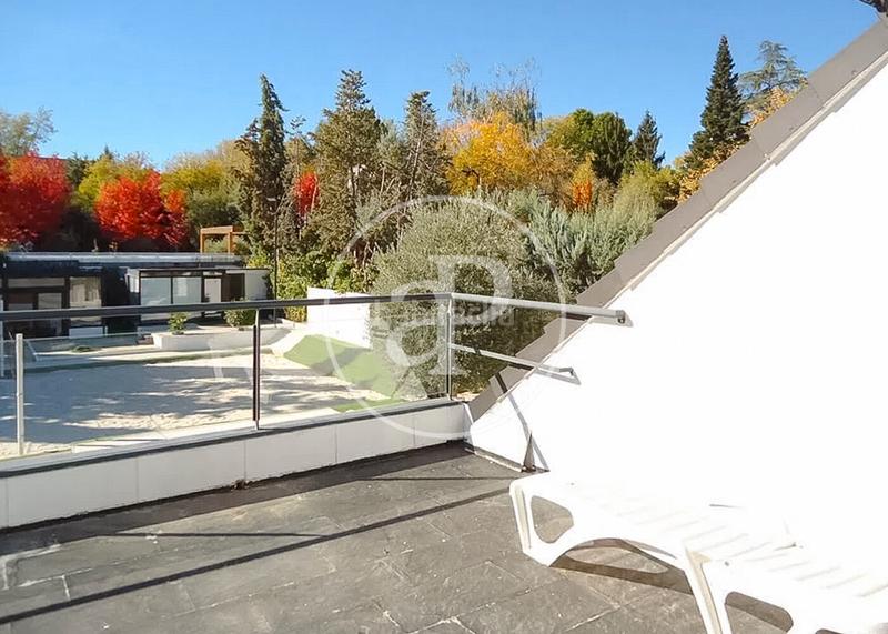 Foto b5e81209-0bc8-4dd0-a543-edd7fd357fc9. Casa con riscaldamento parcheggio piscina in urbanización La Moraleja La Moraleja