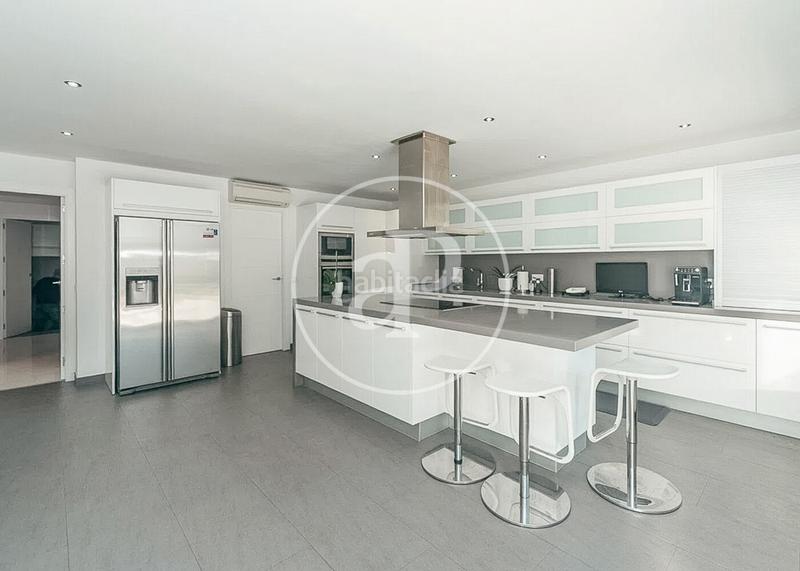 Foto b934397b-c798-47ed-89f2-67b40408856d. Casa con riscaldamento parcheggio piscina in urbanización La Moraleja La Moraleja