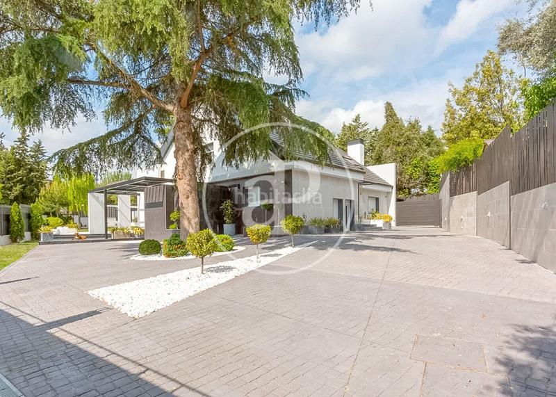 Foto cd8f882a-4810-4b90-9bf6-cd5466afbd18. Casa con riscaldamento parcheggio piscina in urbanización La Moraleja La Moraleja