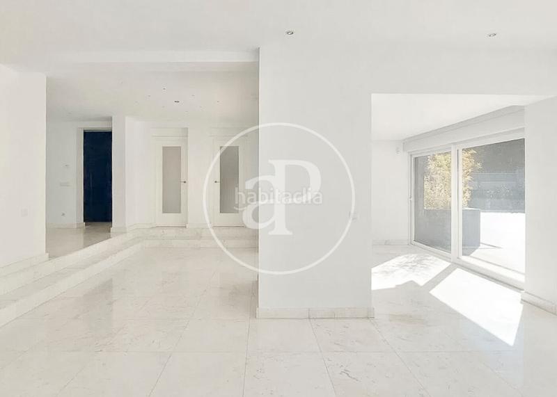 Foto daef10f4-37bf-4ecd-b937-3e6e4f4381f8. Casa con riscaldamento parcheggio piscina in urbanización La Moraleja La Moraleja