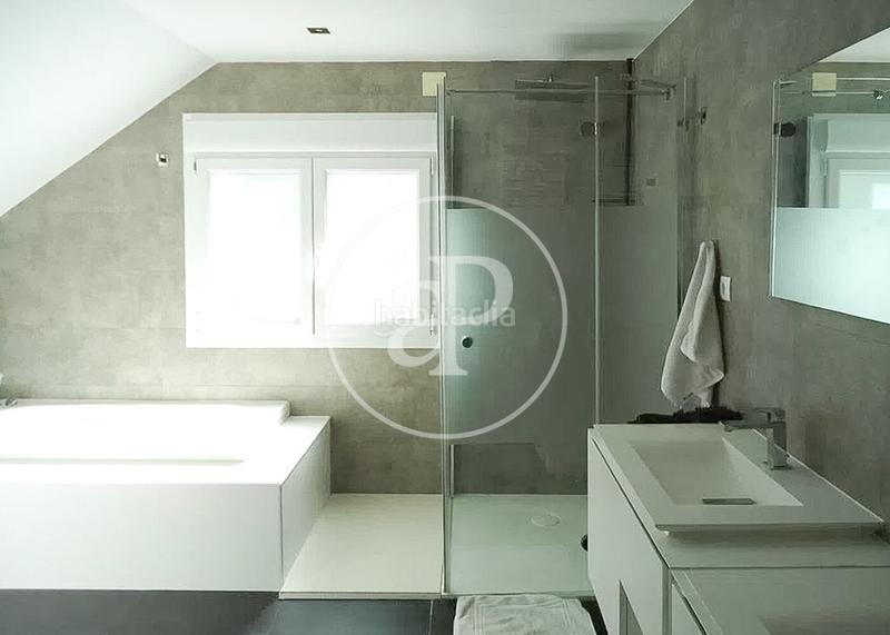 Foto f0da1178-ee68-49f3-b7fd-c9f73978814d. Casa con riscaldamento parcheggio piscina in urbanización La Moraleja La Moraleja