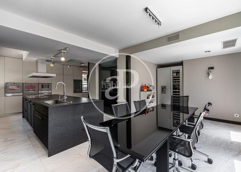 Foto 869a7c65-5114-4aa3-abc6-17d148adb664. Casa con riscaldamento parcheggio piscina in urbanización La Moraleja La Moraleja