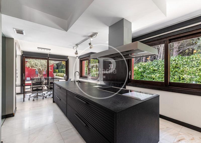 Foto b4548837-099a-4df3-8289-4b74ef8cb4af. Casa con riscaldamento parcheggio piscina in urbanización La Moraleja La Moraleja