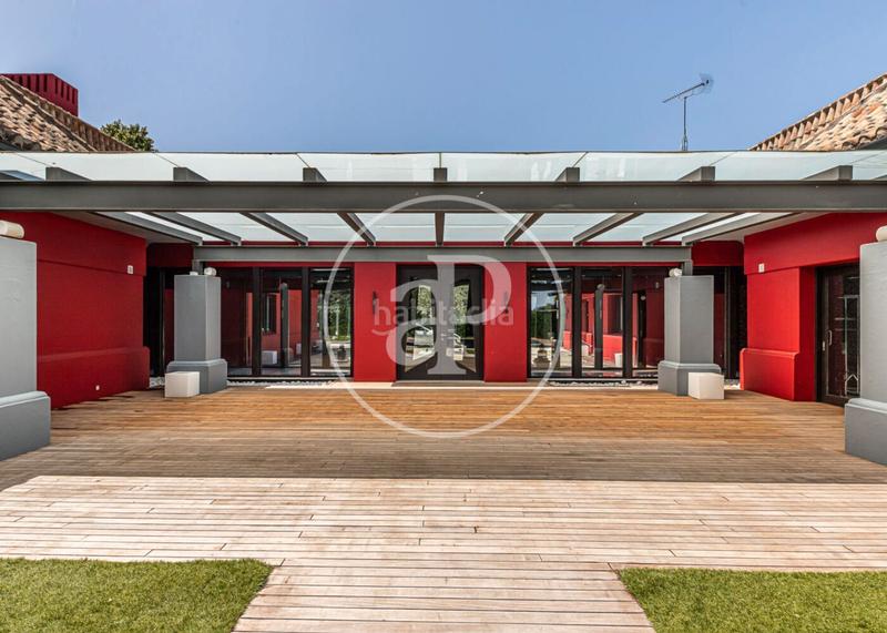 Foto b86f7d58-aab3-457b-be4d-445209197667. Casa con riscaldamento parcheggio piscina in urbanización La Moraleja La Moraleja