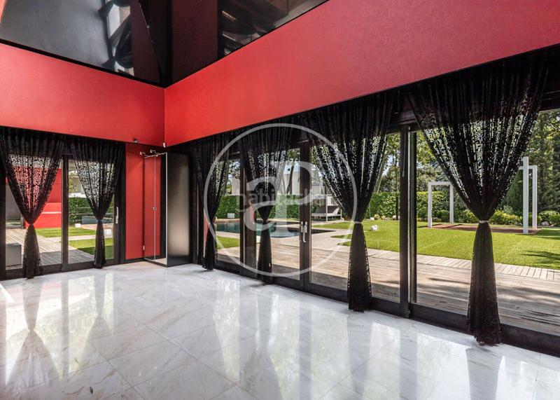 Foto ba3a788c-2e61-4350-8400-fff63f840b61. Casa con riscaldamento parcheggio piscina in urbanización La Moraleja La Moraleja