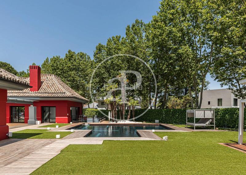 Foto bf821584-48e2-43bb-b9e2-7343ffecd049. Casa con riscaldamento parcheggio piscina in urbanización La Moraleja La Moraleja