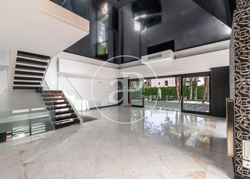 Foto c59a31bf-048f-4441-bfbb-59d704cac68a. Casa con riscaldamento parcheggio piscina in urbanización La Moraleja La Moraleja