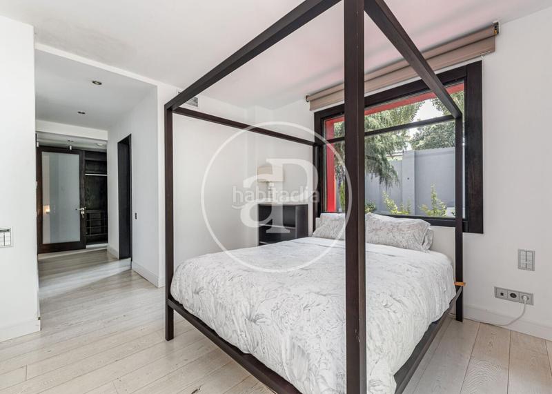 Foto c76b553e-bffb-4599-b2d7-01abd66cddf0. Casa con riscaldamento parcheggio piscina in urbanización La Moraleja La Moraleja