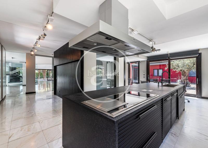 Foto dc02627f-b1d5-48fe-9e71-743e7c56221a. Casa con riscaldamento parcheggio piscina in urbanización La Moraleja La Moraleja