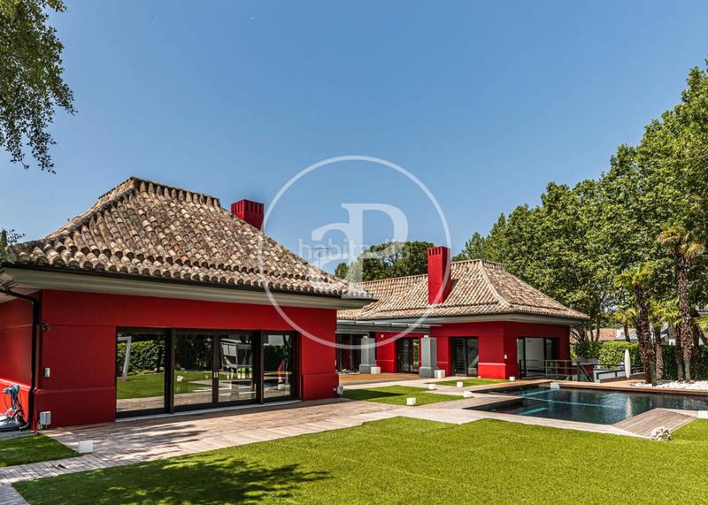 Foto ee65c4db-6b92-4099-b2f5-5d35ed0e9ff4. Casa con riscaldamento parcheggio piscina in urbanización La Moraleja La Moraleja