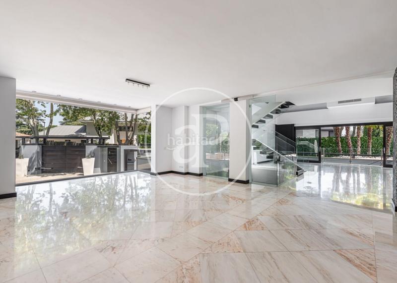 Foto f68b4ed9-762c-4310-86f2-41d4679f45f1. Casa con riscaldamento parcheggio piscina in urbanización La Moraleja La Moraleja