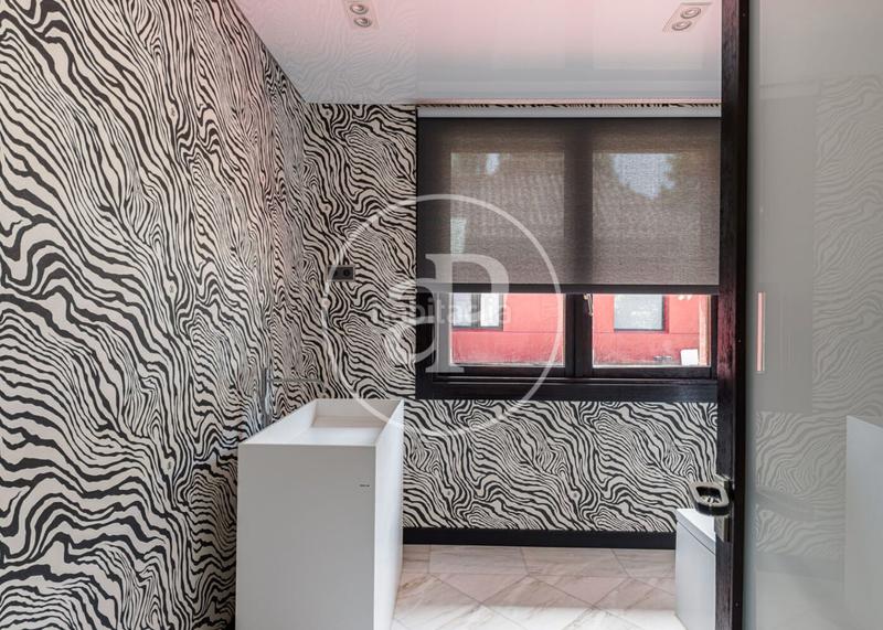 Foto fe5e4ac4-0cd7-4185-9496-c00c2785b4df. Casa con riscaldamento parcheggio piscina in urbanización La Moraleja La Moraleja