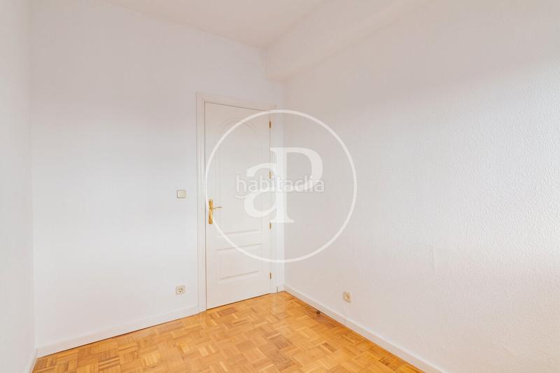 Foto 2458ac5c-c0f3-4056-b9c8-2a947b21efb3. Alquiler piso ático en alquiler en calle clara del rey. en Madrid