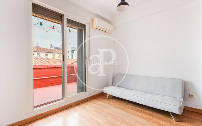 Foto 16ffb065-c11c-4560-b3fa-1ff5c9053d0a. Alquiler piso estudio en alquiler en calle velarde en Madrid