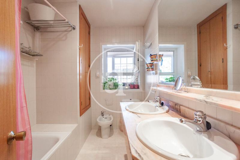 Foto 6efb919b-55a6-486e-981b-c47f83420ee6. Reihenhaus mit heizung parking pool in Aravaca Madrid