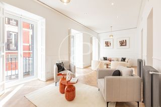 Flat  C. de los caños del peral. Piso en venta en plaza de opera