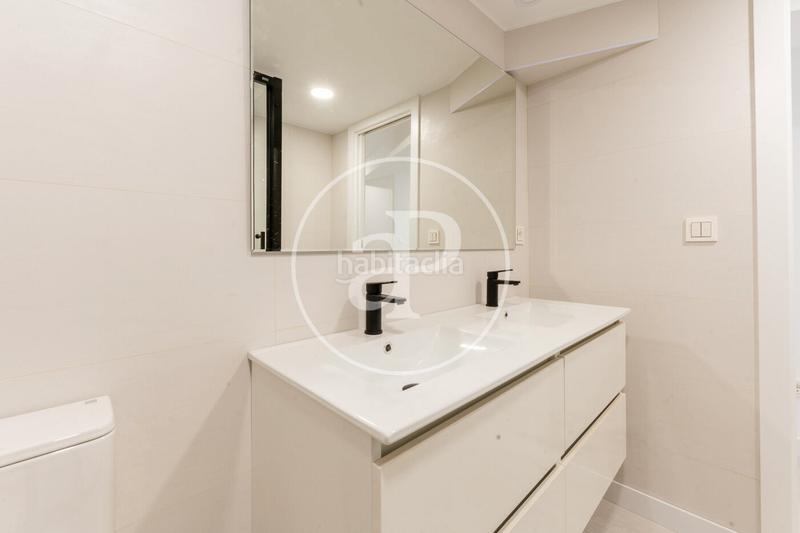 Foto c8f8fce2-bb40-4929-980d-f8d1048c7053. Piso dúplex en venta en paseo de yeserías en Acacias Madrid