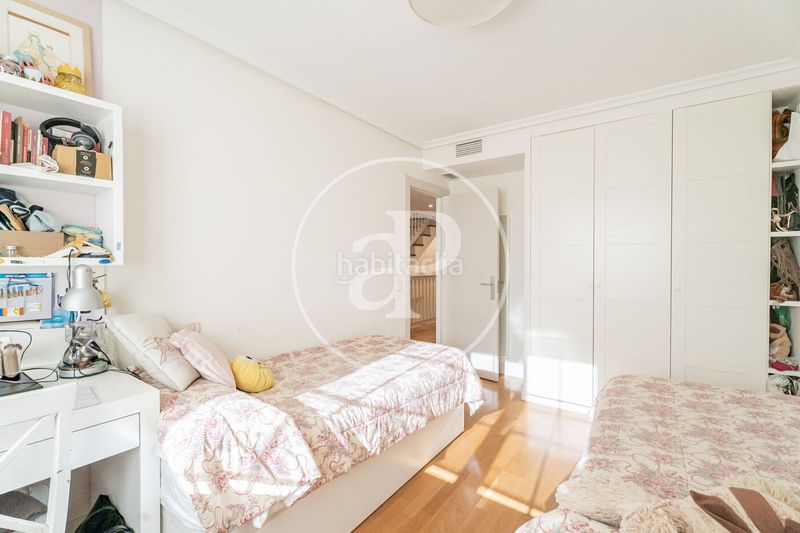Foto c554f2f9-f847-44b3-a01d-3b4a4c096abd. Casa adossada amb calefacció aparcament piscina a Madrid