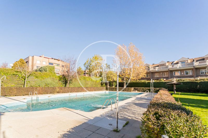 Foto e216fabb-422d-419c-aa58-d9e853be26e3. Casa adossada amb calefacció aparcament piscina a Madrid
