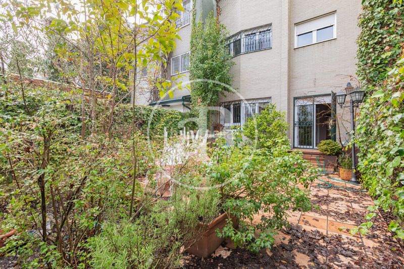 Casa adosada en c. de federico agustí 5 adosado en venta en el plantío en Madrid - Imagen 2