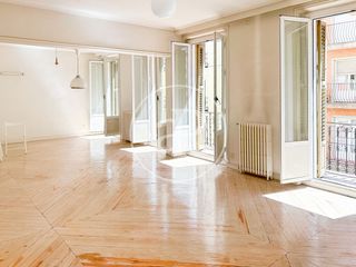 Pis a Almagro. Piso en venta en almagro