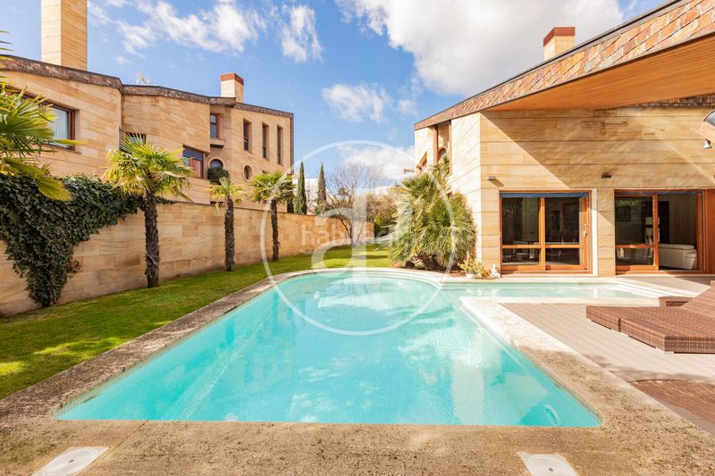Foto 9b80151a-24ce-4835-989b-f9bd12036c07. Casa amb calefacció aparcament piscina a La Florida - El Plantío Madrid
