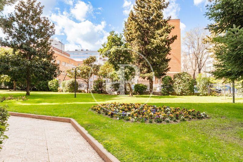 Foto 42c0adb6-e236-4e04-b2d9-9e208c2d2c54. Pis amb calefacció aparcament piscina a Nueva España Madrid