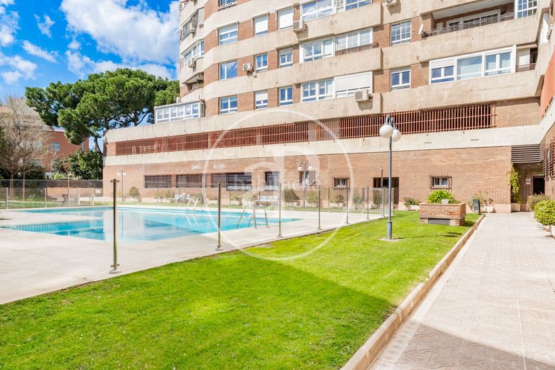 Foto c548b52d-61bb-459b-846b-5856b3e70784. Pis amb calefacció aparcament piscina a Nueva España Madrid